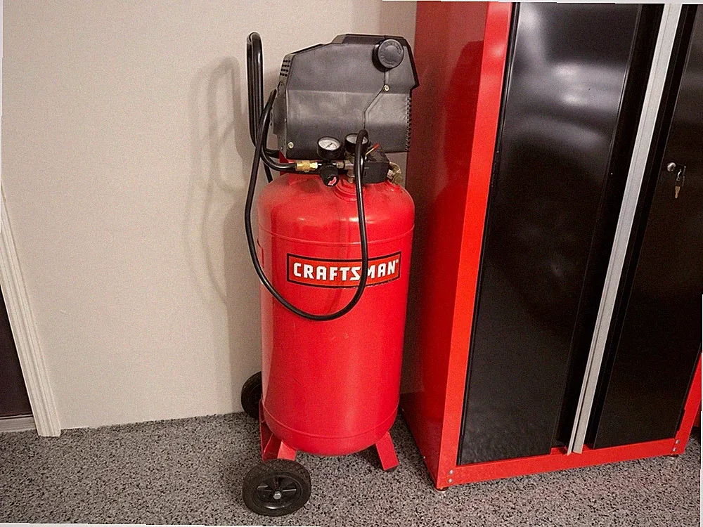 Craftsman 1.5 hp compressor w/ 26 gallon tank, air hose, and pneumatic tools