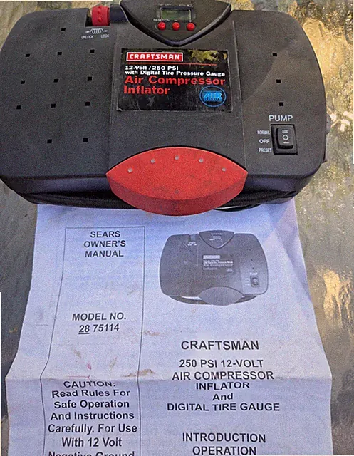 Craftsman 2875114 Portable Air Compressor / Inflator 12V 30 PSI
